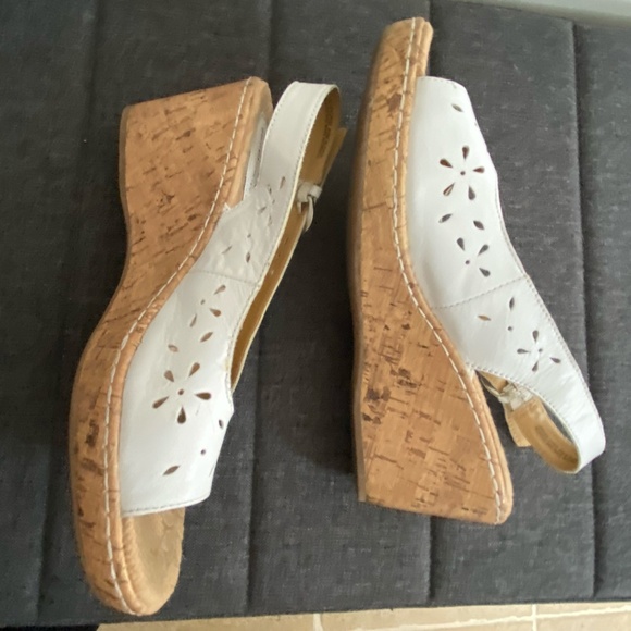B.O.C. White Flower Cut Out Leather Cork Casual Summer Sandal- Sz-9 - Picture 5 of 16